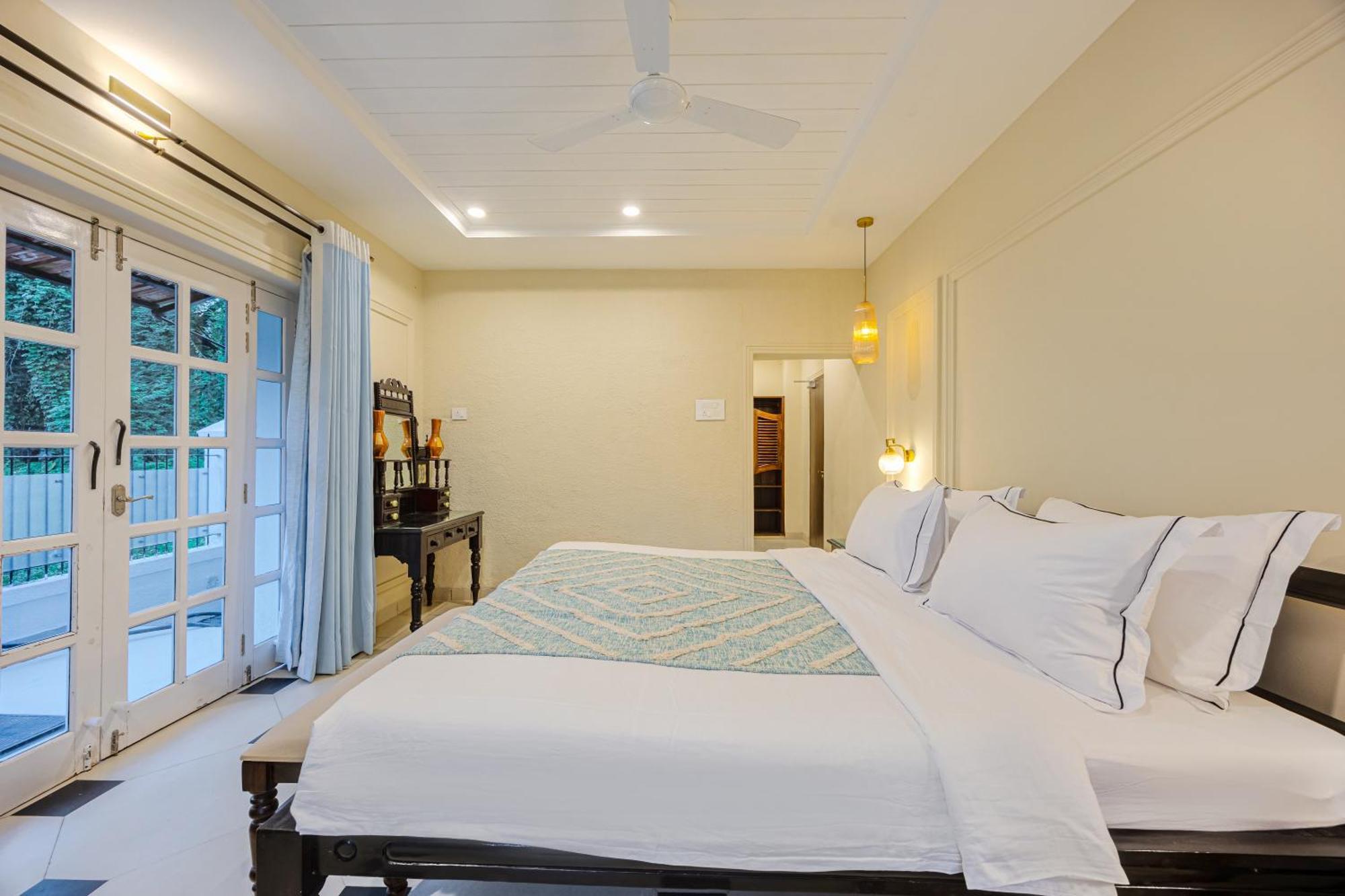 Elivaas 4 Bhk Villa Near Beach With Private Pool & Bar - Casa Boa Vida แคนโดลิม ภายนอก รูปภาพ